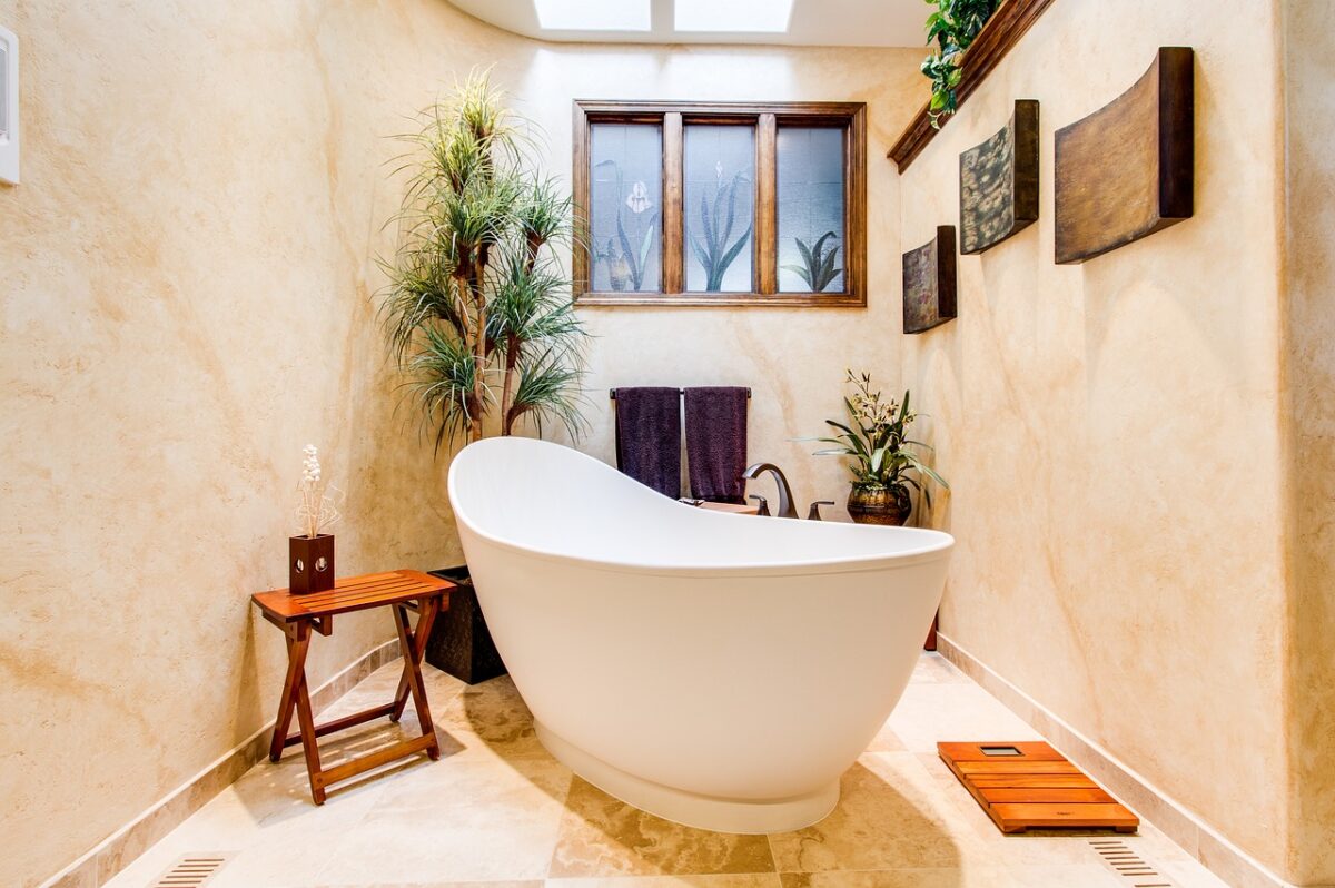 How To Accessorize A Bathroom With A New Vintage Bathtub